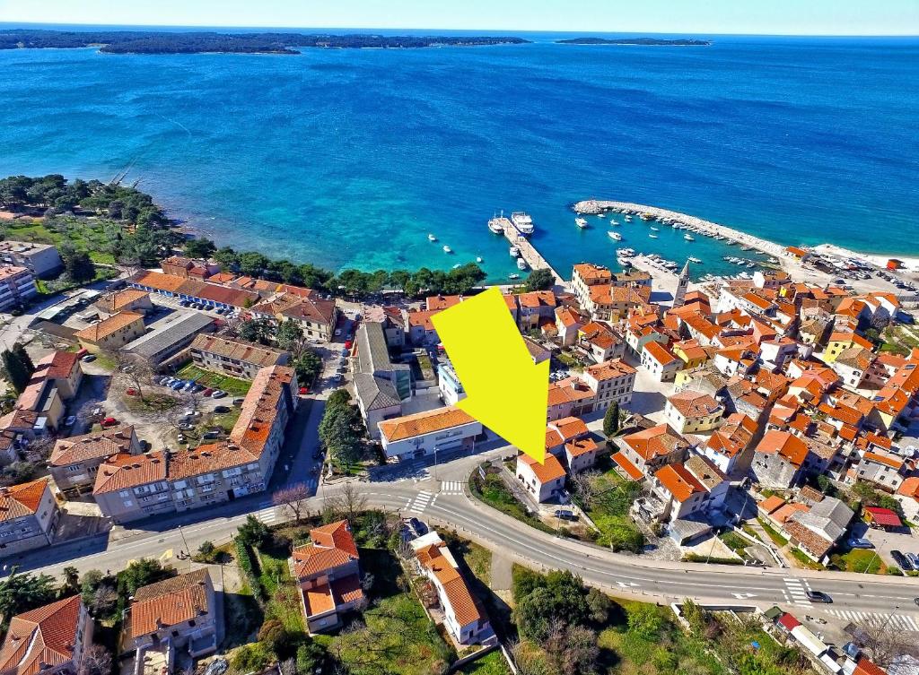 een luchtfoto van een stad met een geel vierkant bij Apartment Zivko 2331 in Fažana