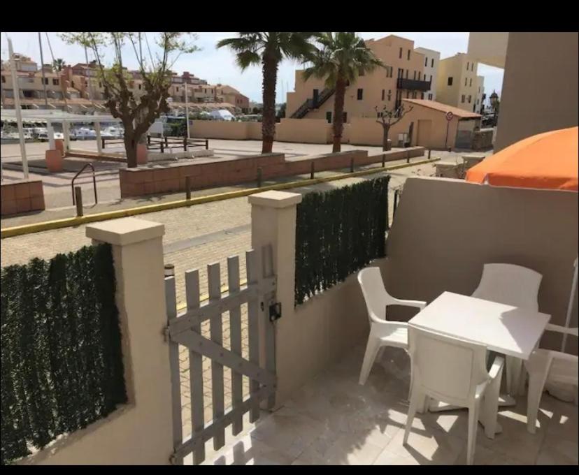 d'un balcon avec une table, des chaises et une clôture. dans l'établissement Appartement port GRUISSAN, à Gruissan
