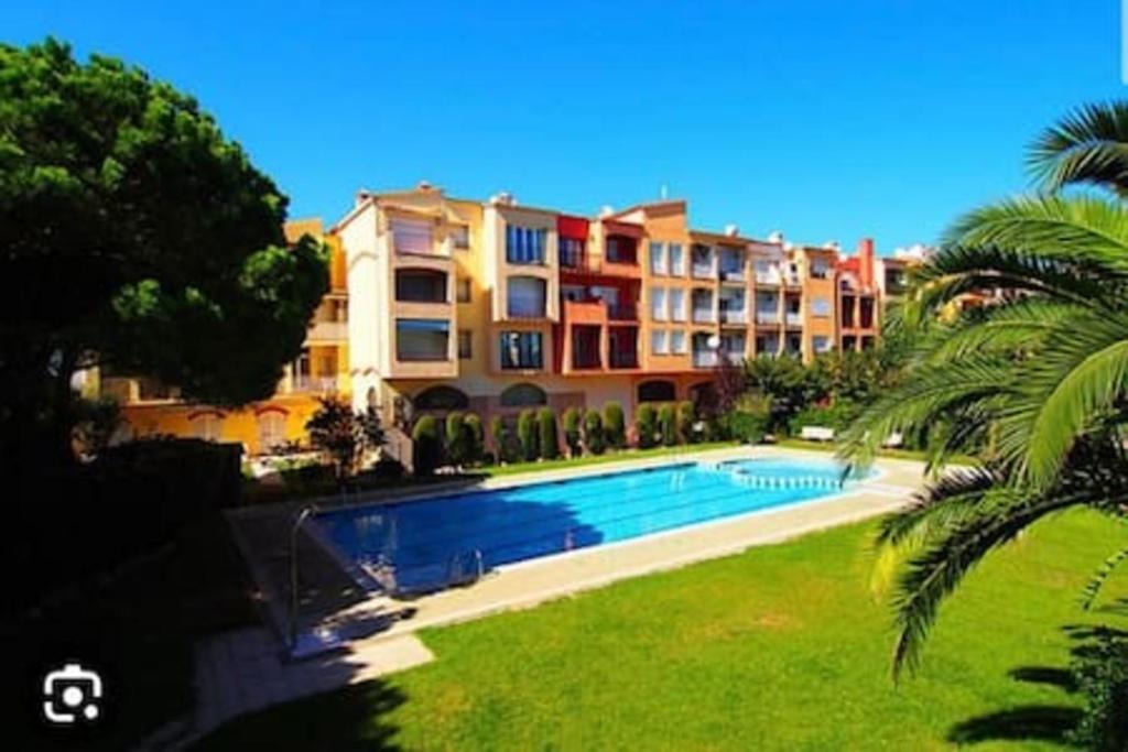 Apto. con piscinas a 150m playa