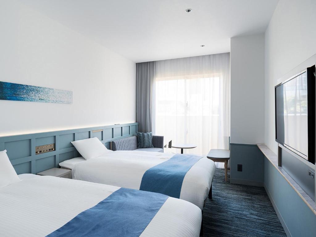 Postel nebo postele na pokoji v ubytování Lequ Okinawa Chatan Spa ＆ Resort
