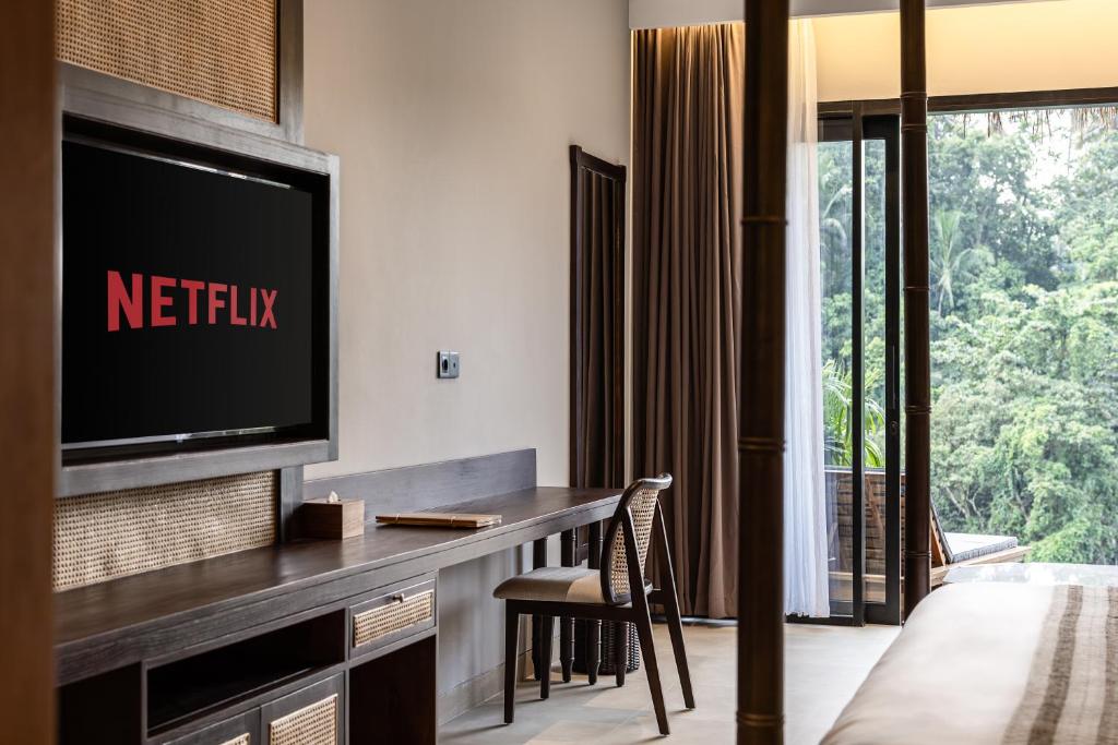 TV a/nebo společenská místnost v ubytování The Clifton Ubud Valley Villas