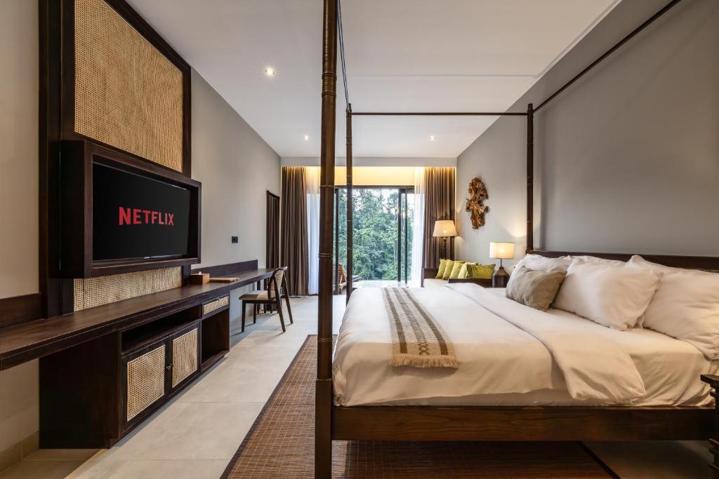 Postel nebo postele na pokoji v ubytování The Clifton Ubud Valley Villas