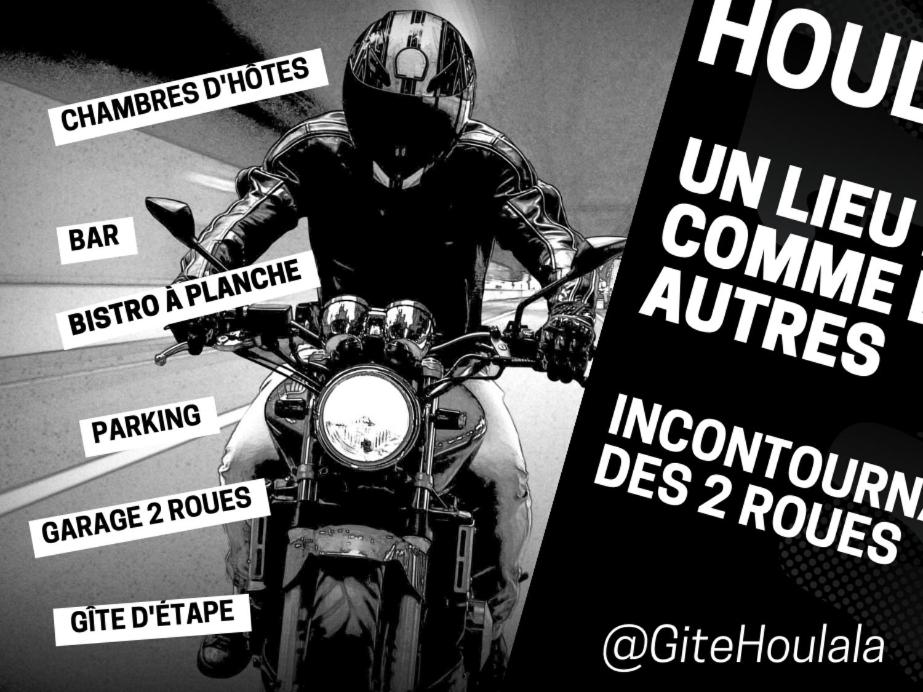 Ein Plakat eines Motorradfahrers in der Unterkunft HOULALA Gîte & Chambres d'hôtes in Pont-Évêque