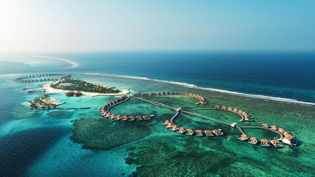 Radisson Blu Resort Maldives في Fenfushi: اطلالة جوية على جزيرة في المحيط