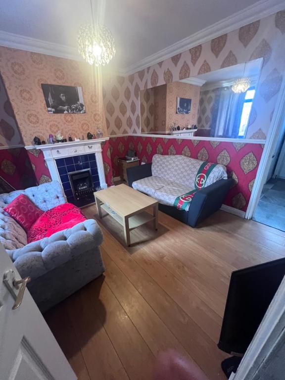 a living room with a couch and a table at CASA DE MuNCA in Knowsthorpe