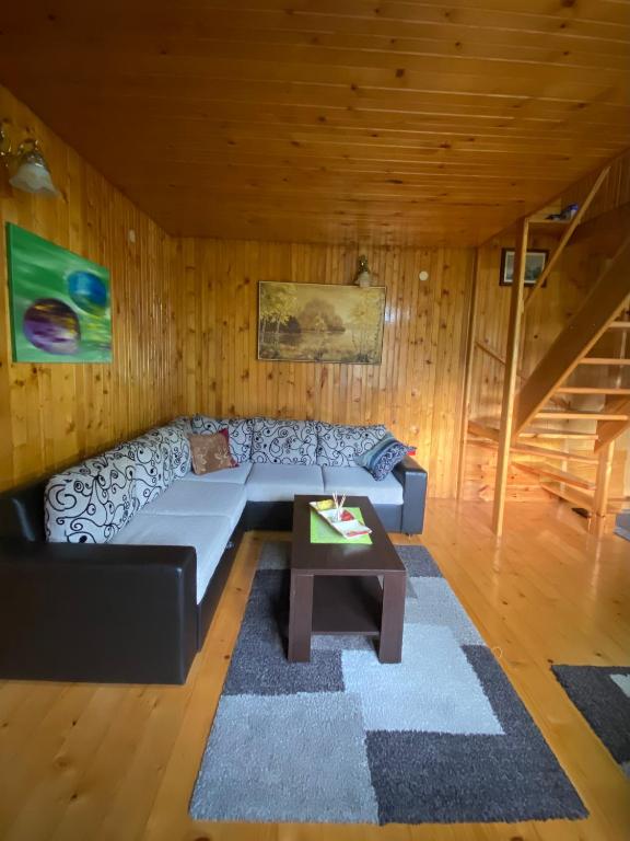 Prostor za sedenje u objektu Guest House Dzajovic
