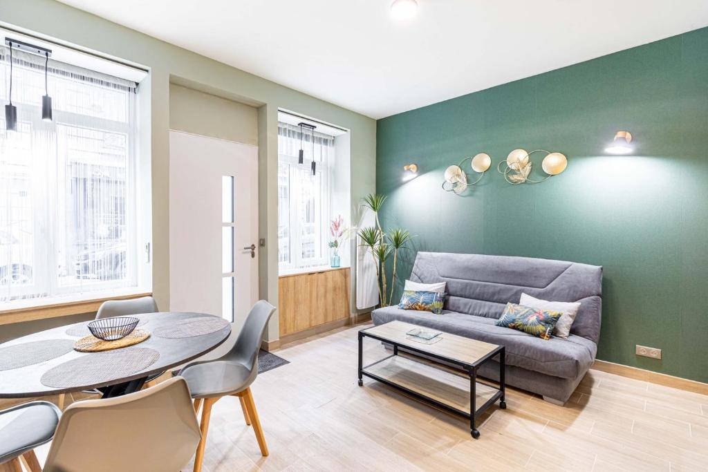 un salon avec un canapé et une table dans l'établissement Taste of Paris near Montmartre Sacre Coeur, à Paris