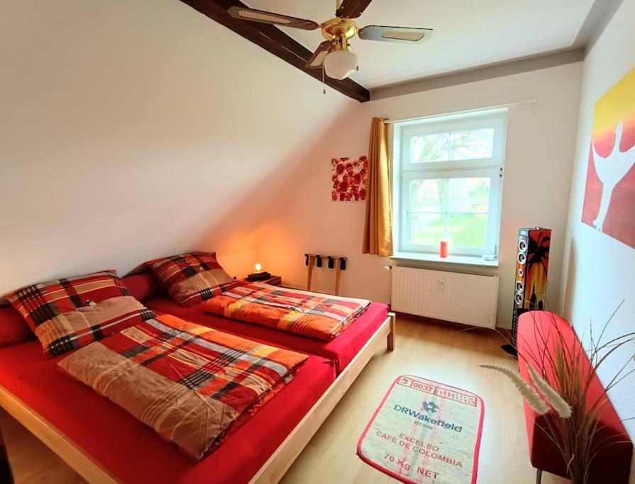 Postel nebo postele na pokoji v ubytování Ruhiges 4 Sterne Exzellenz-Appartement DIANA im Elb-Urstromtal - fast WLAN, good for long-terms