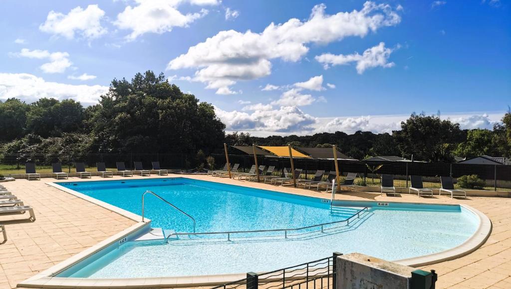 duży basen z krzesłami w obiekcie Les Baigneuses - Piscines chauffees w mieście Saint-Hilaire-de-Talmont