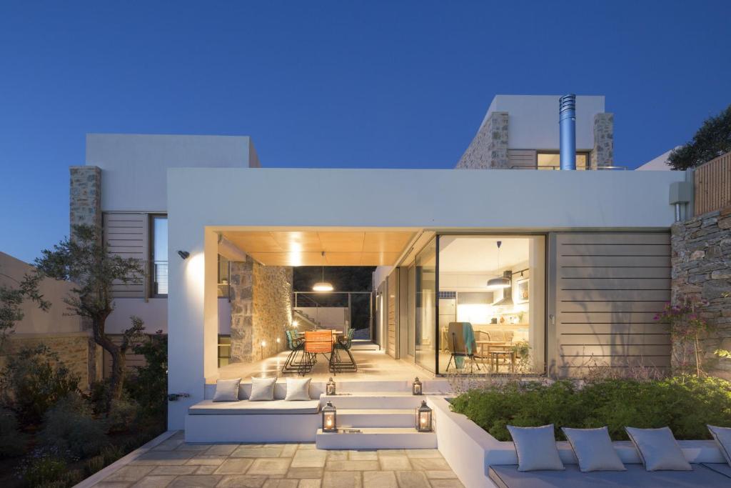 una vista de una casa desde el patio trasero por la noche en Atrium Villas, en Kechria