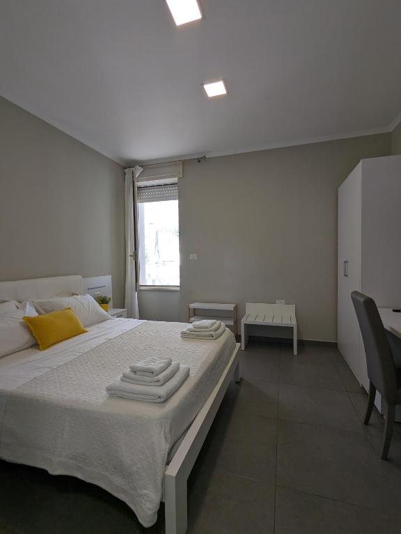 Camera tripla con letto matrimoniale, letto singolo e armadio bianco