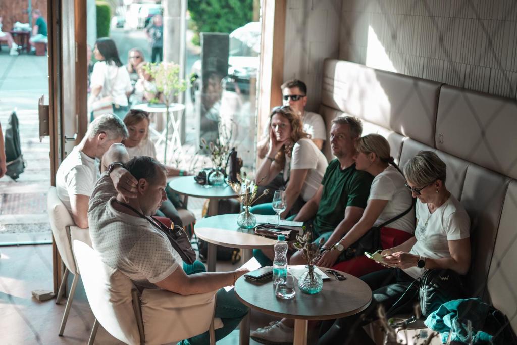 een groep mensen die aan tafel zitten in een restaurant bij SKLEP 38 in Velké Bílovice