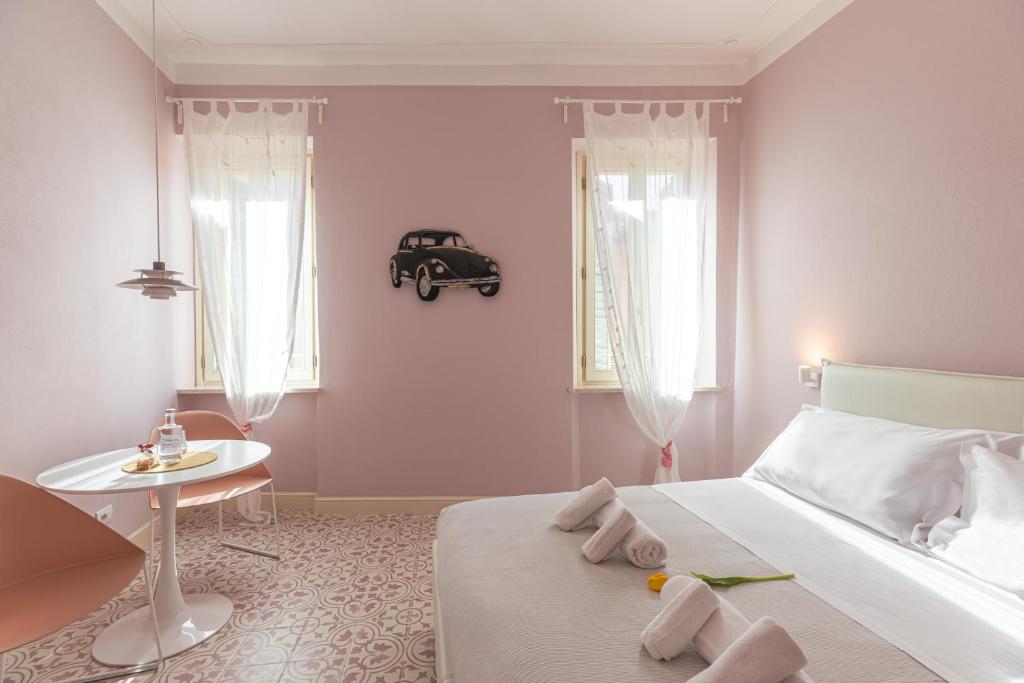 ein Schlafzimmer mit einem Bett mit einem Tisch und einem Auto an der Wand in der Unterkunft GLAM PARMA in Parma