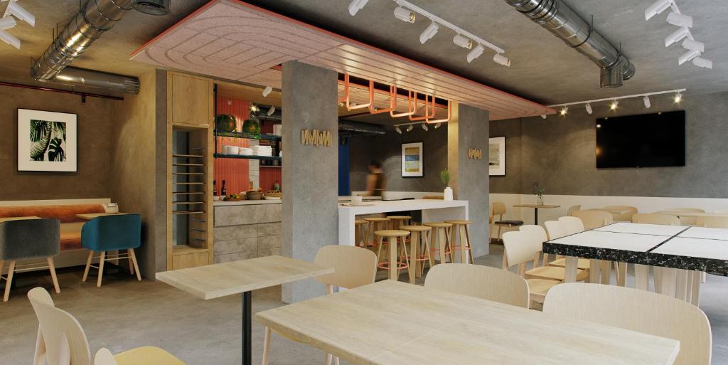 a restaurant with tables and chairs and a bar at IBIS Budget Pontivy in Pontivy