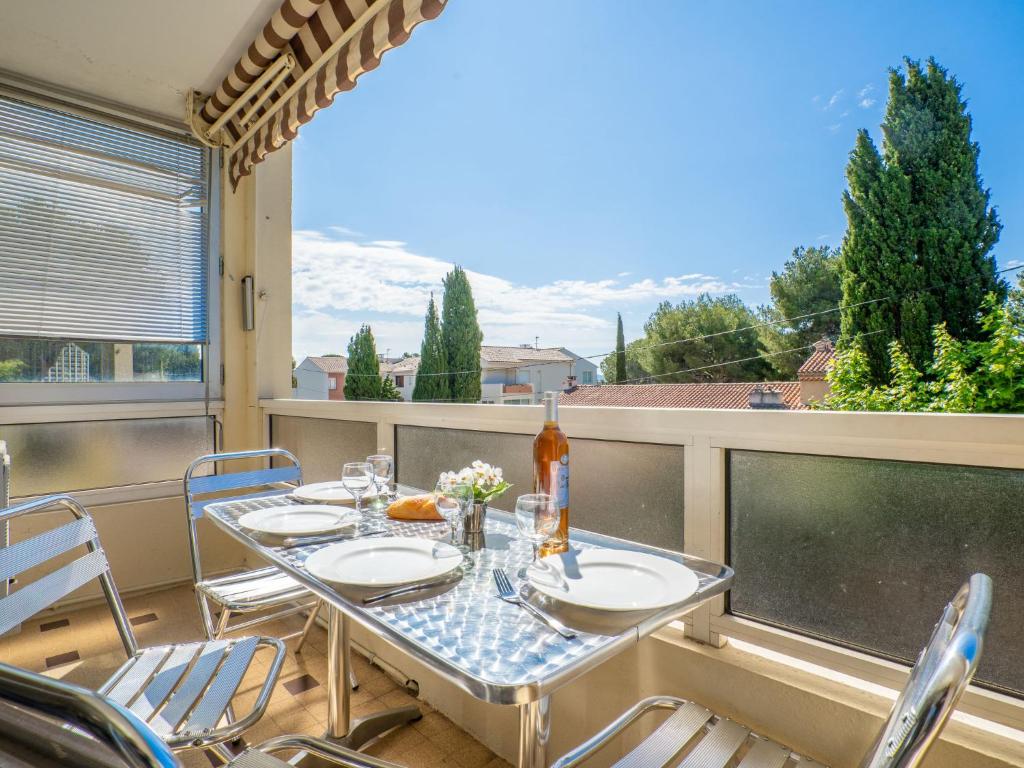 une table et des chaises sur un balcon avec vue dans l'établissement Apartment Le Paradou by Interhome, à La Ciotat