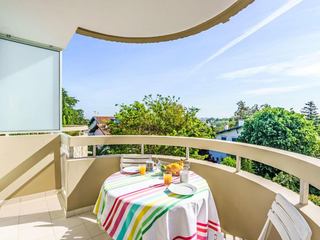 - une table sur le balcon d'une maison dans l'établissement Studio Super Privé by Interhome, à Biarritz