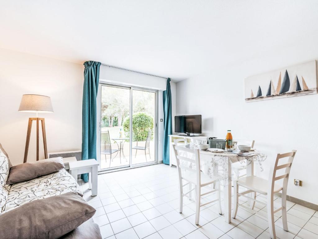 un salon avec un canapé et une table dans l'établissement Apartment Caesar Domus-4 by Interhome, à Saint-Tropez