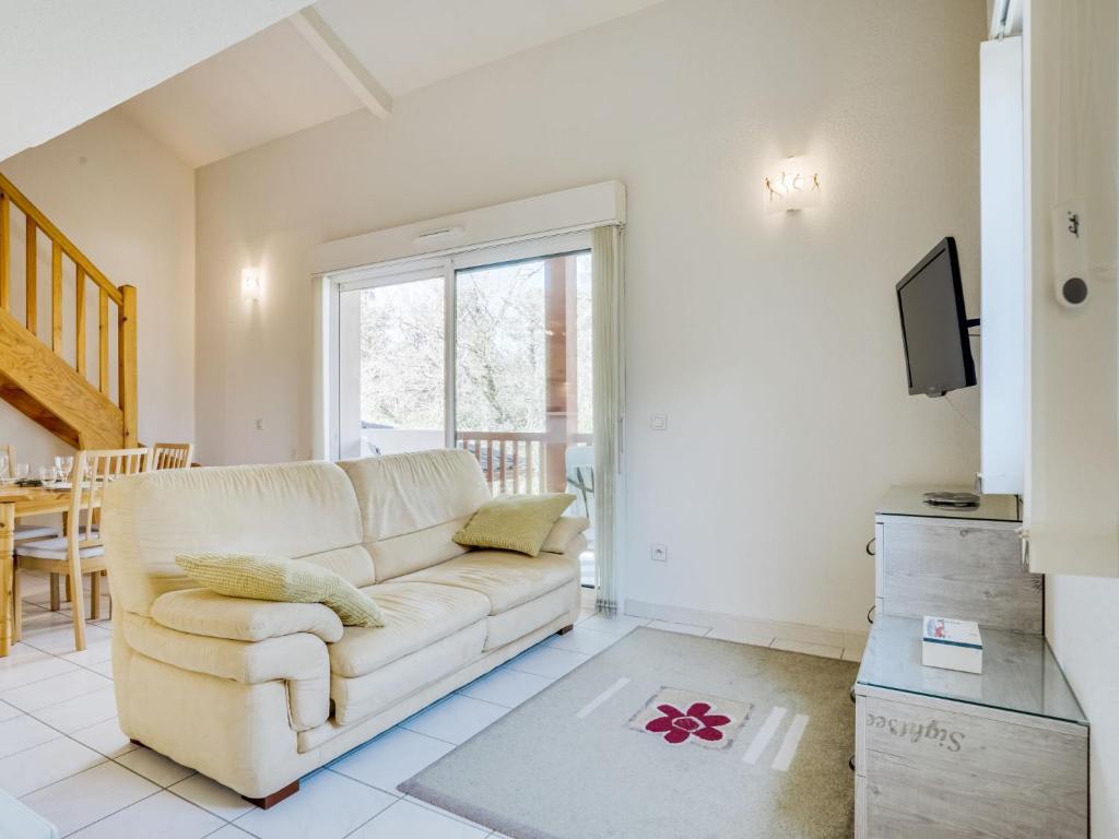 Televisyen dan/atau pusat hiburan di Apartment Les écureuils by Interhome