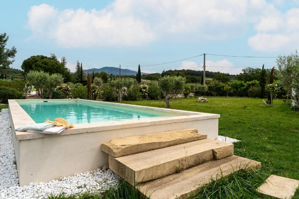 - une piscine dans une cour avec des escaliers à côté dans l'établissement Le cabanon de Modène, à Modène