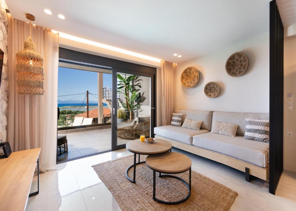 een woonkamer met een bank en een tafel bij Dom in Lefkada