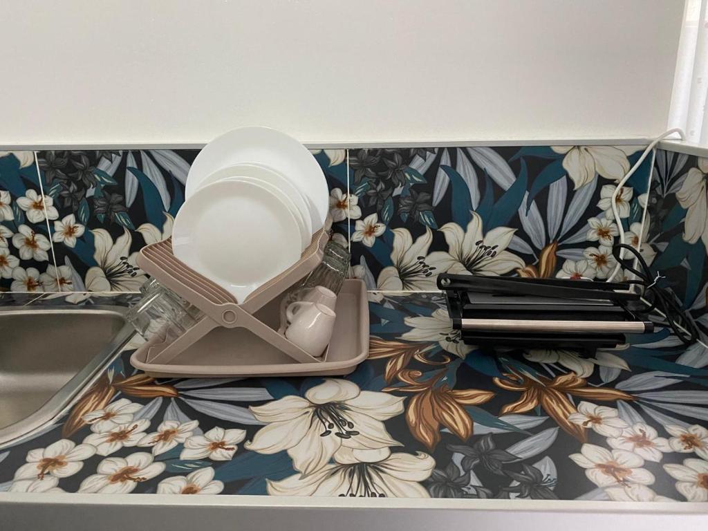 un bancone da cucina con asciugacapelli e lavandino di Le 3 Sorelle House a Napoli