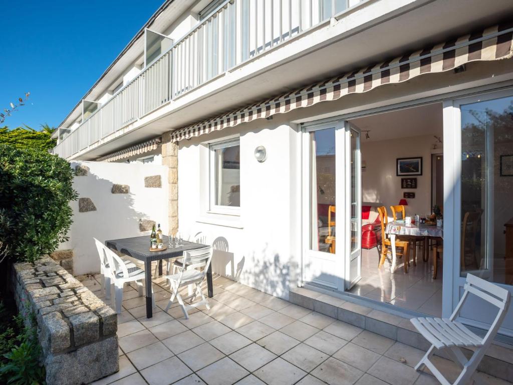 une terrasse avec une table et des chaises à côté d'une maison dans l'établissement Holiday Home Les Dunes-1 by Interhome, à Quiberon