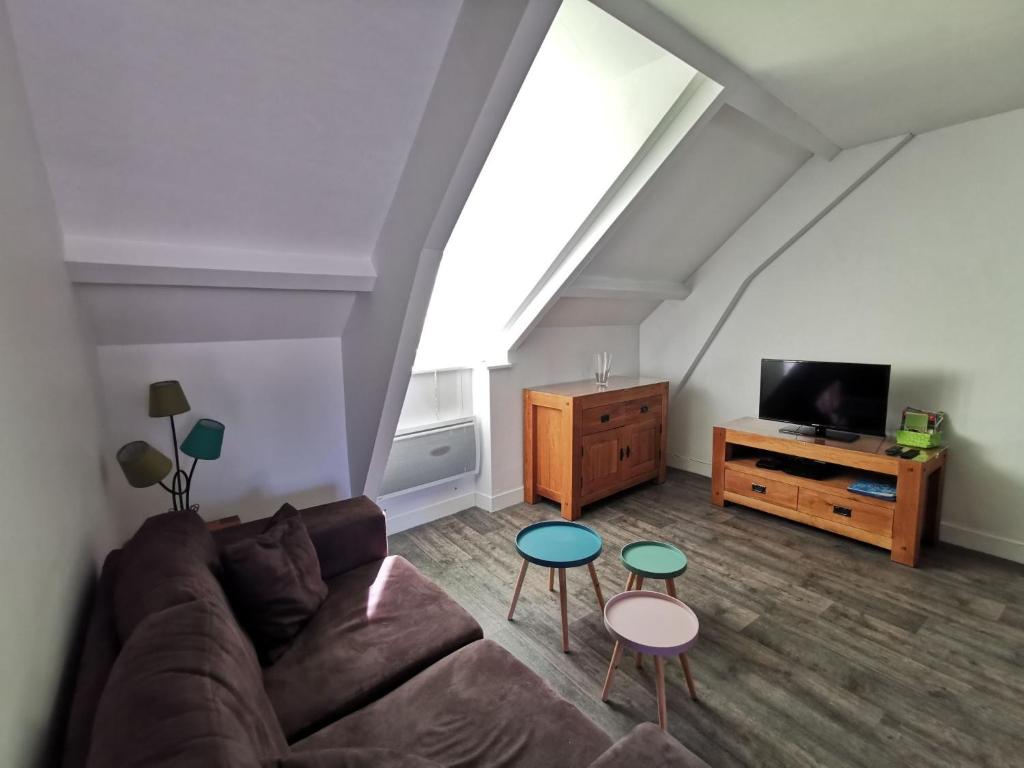 un salon avec un canapé et une télévision dans l'établissement Apartment Pierre Legavre by Interhome, à Saint-Malo
