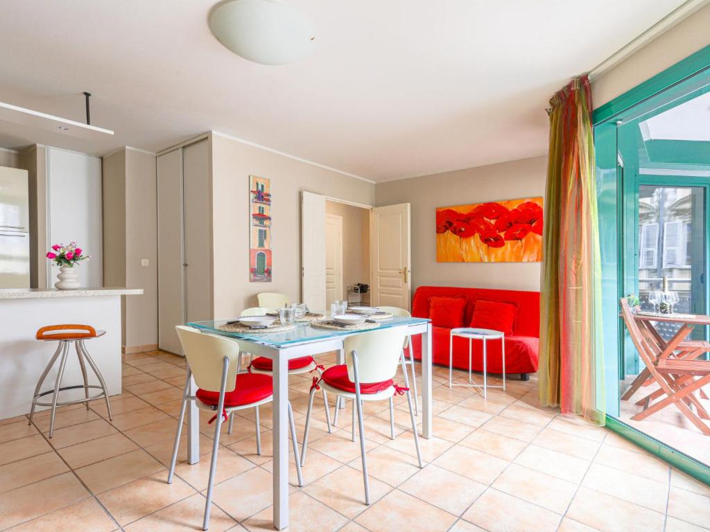 une cuisine et une salle à manger avec une table et des chaises dans l'établissement Apartment Les Balcons de Port Nicea by Interhome, à Nice