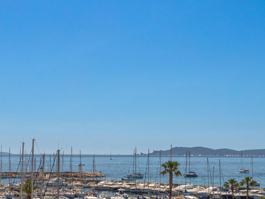 un groupe de bateaux dans un port avec des palmiers dans l'établissement Apartment Port de la Gavine I-2 by Interhome, à Hyères