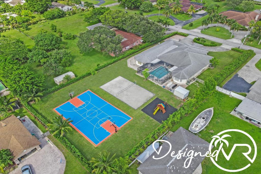 vista aerea su un cortile con piscina di Luxurious Estate 8BR w Heated POOL & GAMEROOM a Davie