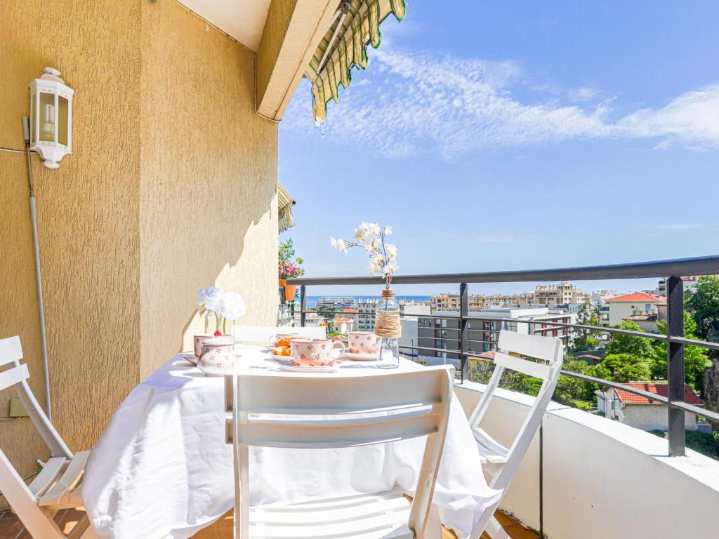 une table et des chaises sur un balcon avec vue dans l'établissement Apartment L'Antonia by Interhome, à Roquebrune-Cap-Martin
