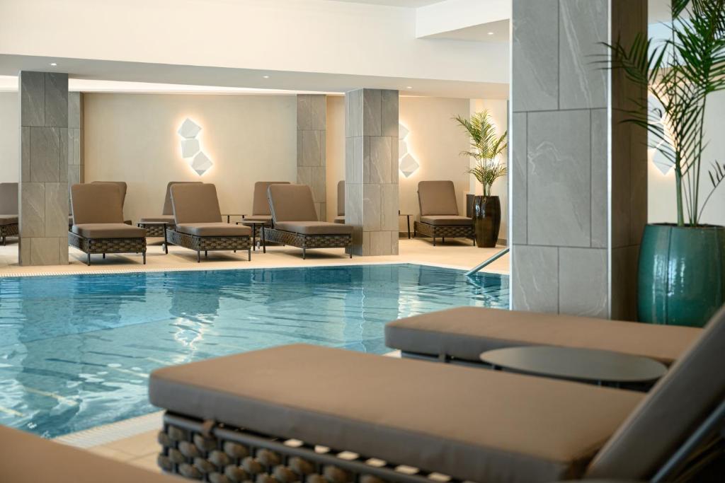 Bazén v ubytování Kenese Bay Garden Resort & Conference nebo v jeho okolí