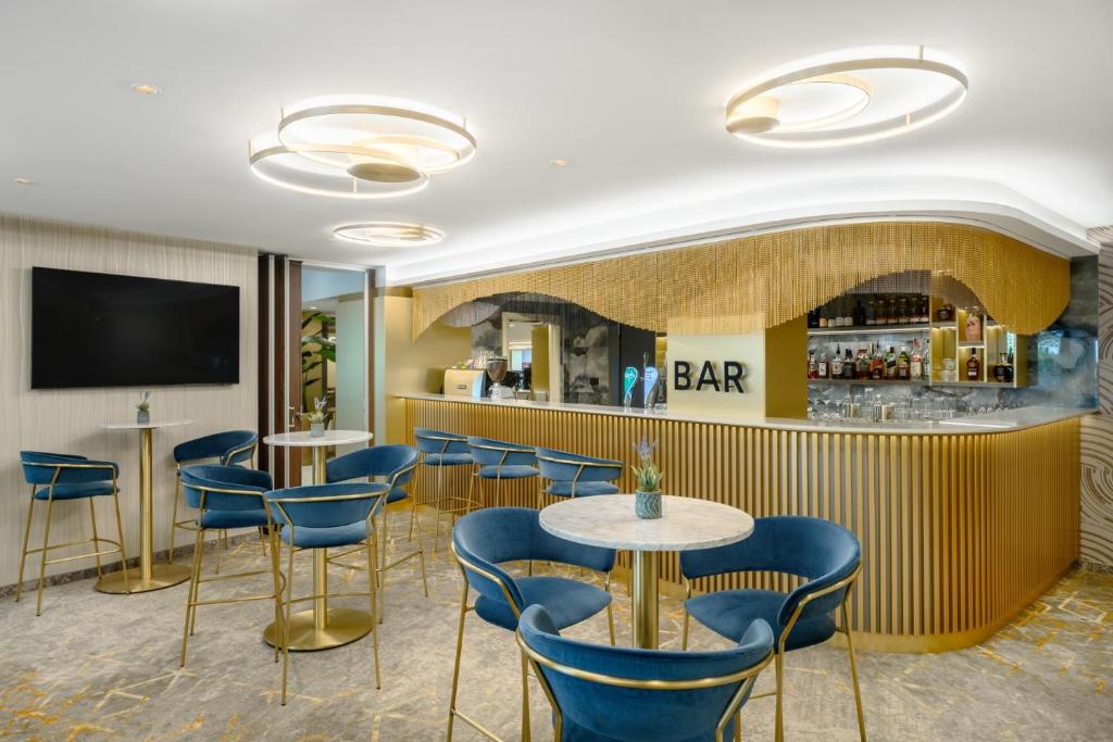 Lounge nebo bar v ubytování Kenese Bay Garden Resort & Conference