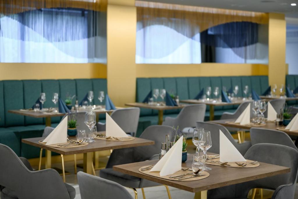 Restaurace v ubytování Kenese Bay Garden Resort & Conference
