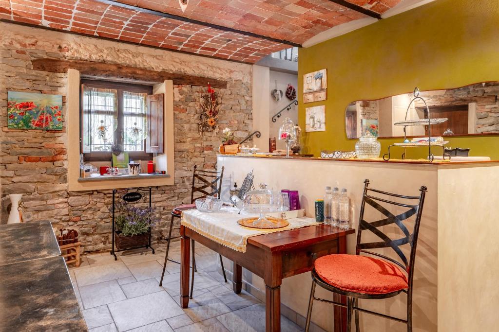 a kitchen with a table and chairs in a room at Ca' Pavaglione Country House in Borgomale