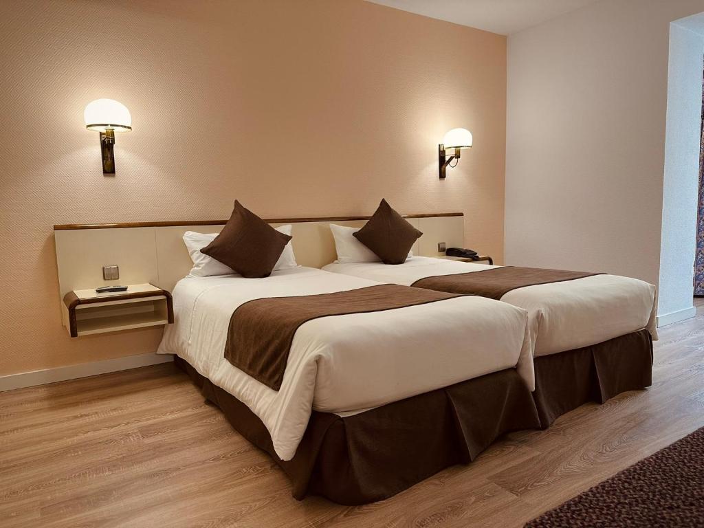 Un pat sau paturi într-o cameră la Andorra Palace