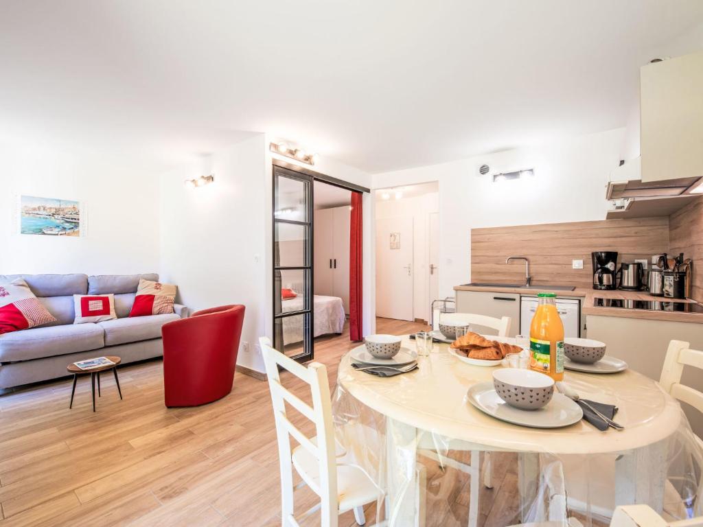 une cuisine et un salon avec une table et des chaises dans l'établissement Apartment Caesar Domus-3 by Interhome, à Saint-Tropez