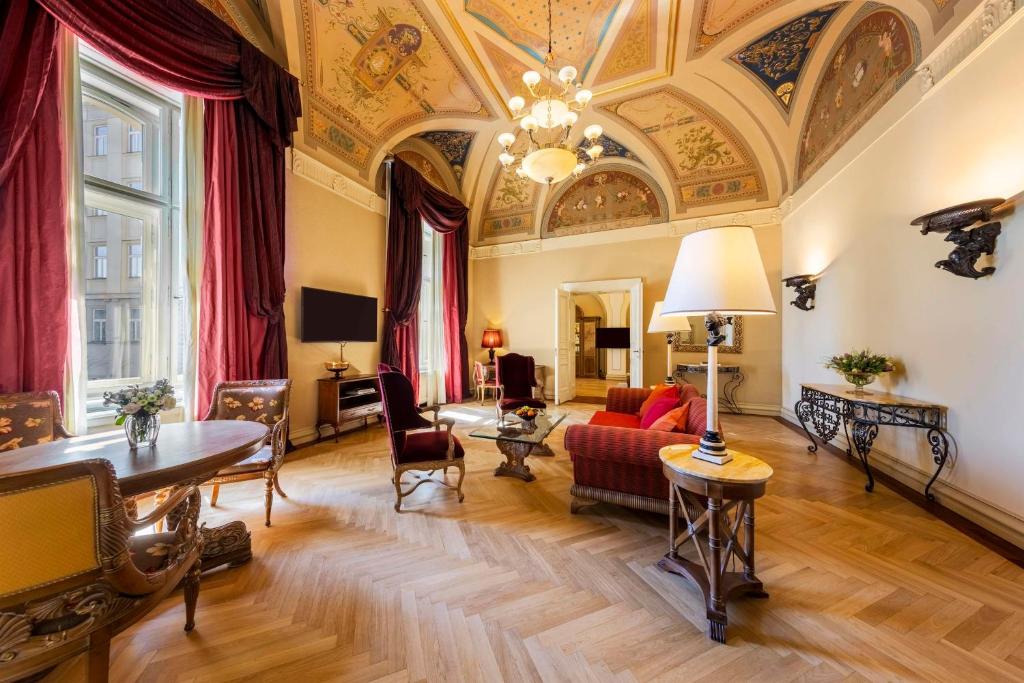Posezení v ubytování NH Collection Prague Carlo IV