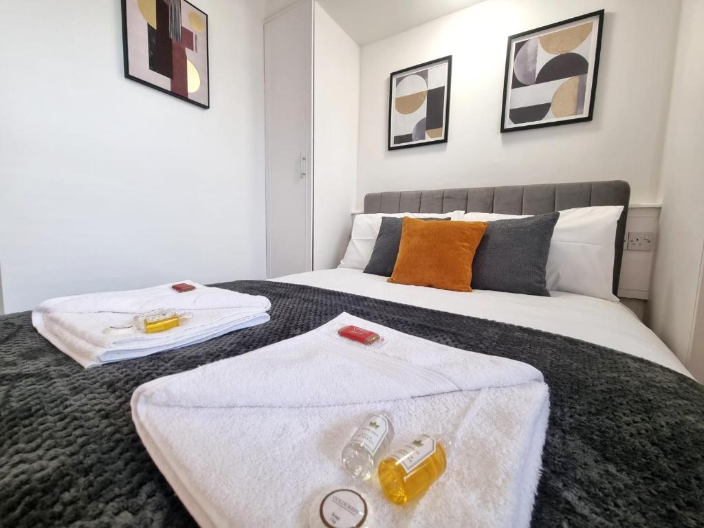 Tempat tidur dalam kamar di COSY 2 Bed APARTMENT NEARBY TRAIN STATION!