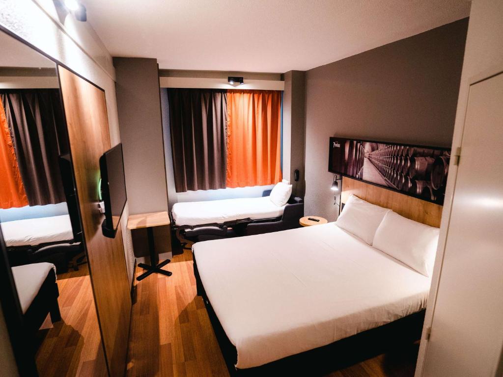 Postel nebo postele na pokoji v ubytování Ibis Valladolid