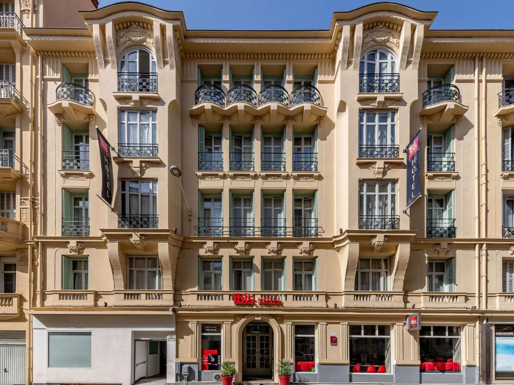- une façade de bâtiment avec des fenêtres et des balcons dans l'établissement ibis Nice Centre Notre Dame, à Nice