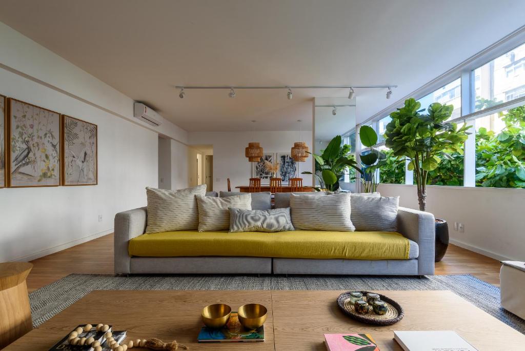sala de estar con sofá amarillo y mesa en Apartamento entre Copacabana e Ipanema, en Río de Janeiro