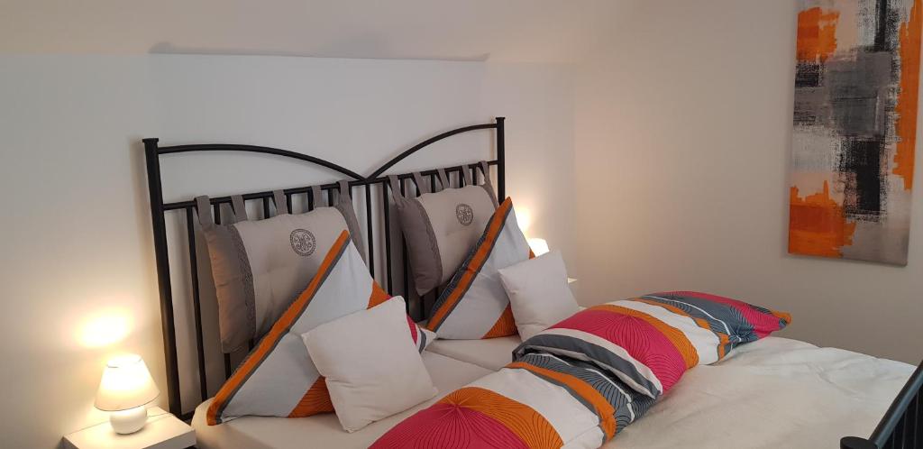 ein Schlafzimmer mit einem Bett mit weißen Kissen in der Unterkunft Haus Sonnenblick- Apartments in Starnberg