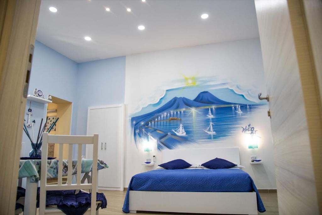 una camera da letto con un letto e una parete blu di Solemare Musica & Poesia a Napoli