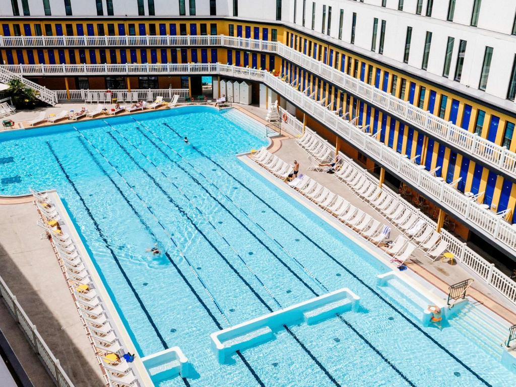 uma vista sobre uma grande piscina em Molitor Hôtel & Spa Paris - MGallery Collection em Paris