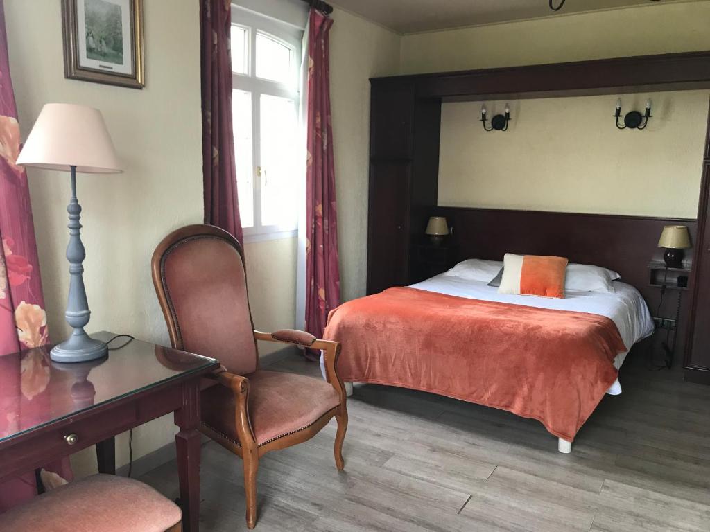 Posteľ alebo postele v izbe v ubytovaní Logis Hôtel & Restaurant - Le Château Des Tourelles