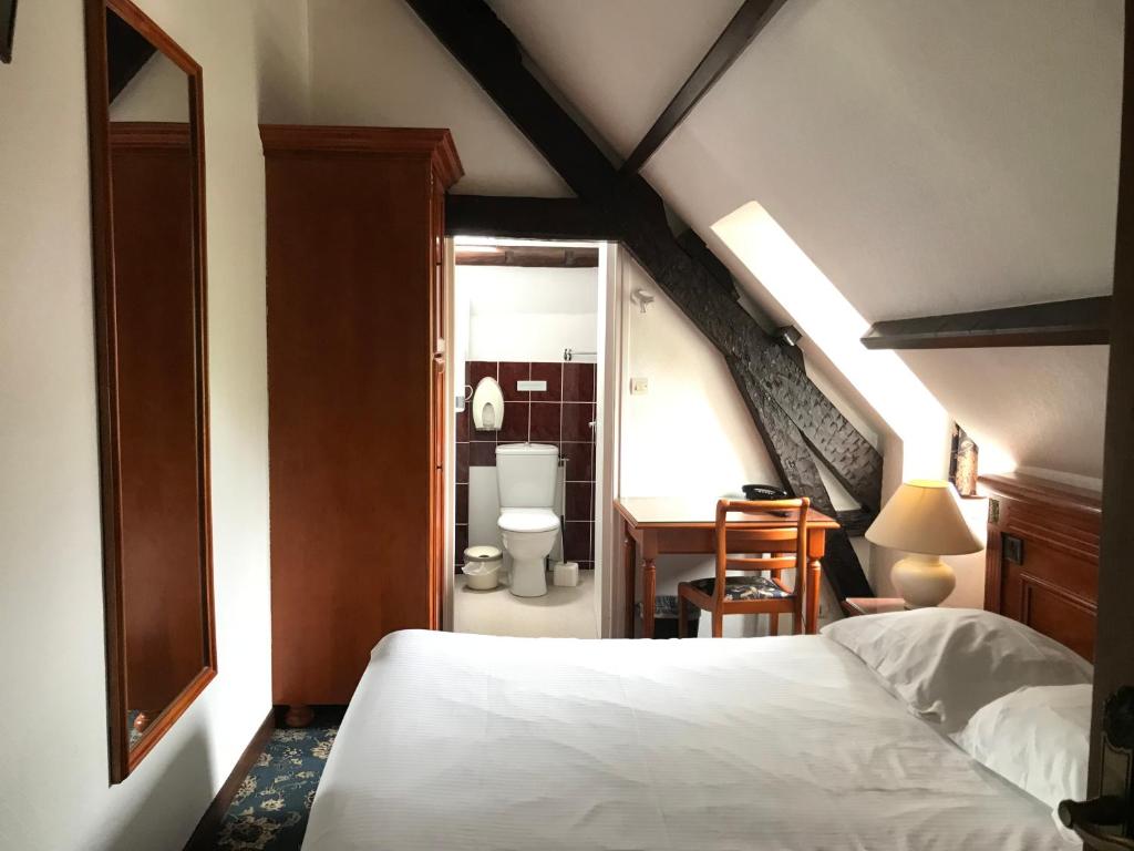 Postel nebo postele na pokoji v ubytování Logis Hôtel & Restaurant - Le Château Des Tourelles 3 étoiles
