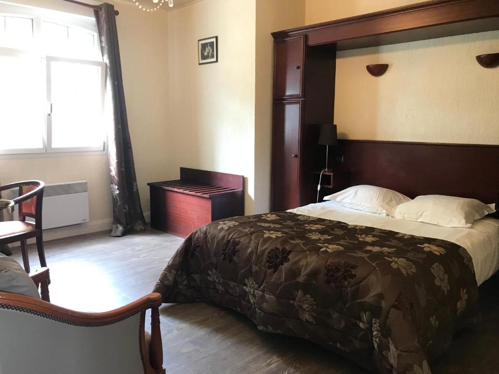 Postel nebo postele na pokoji v ubytování Logis Hôtel & Restaurant - Le Château Des Tourelles 3 étoiles