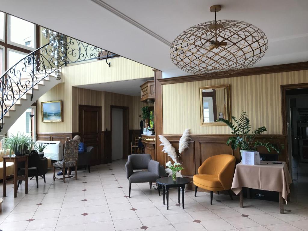 Posezení v ubytování Logis Hôtel & Restaurant - Le Château Des Tourelles 3 étoiles