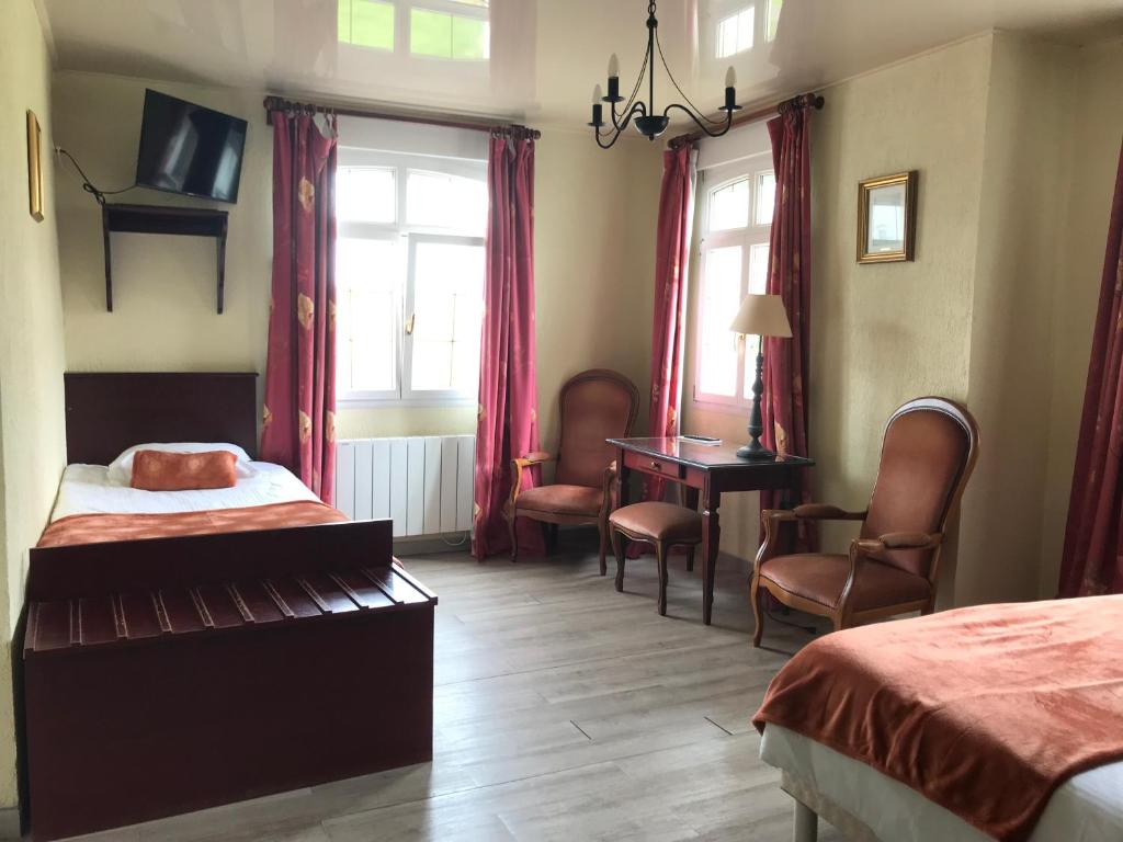 Postel nebo postele na pokoji v ubytování Logis Hôtel & Restaurant - Le Château Des Tourelles 3 étoiles